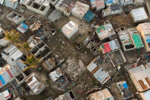 _1abr2019_destrocos_de_construcoes_afetadas_pelo_ciclone_idai_sao_vistos_em_praia_nova_proxima_de_beira_mocambique_1554209829928_v2_1920x1280_5ca4b7c3bc132