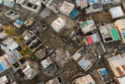 _1abr2019_destrocos_de_construcoes_afetadas_pelo_ciclone_idai_sao_vistos_em_praia_nova_proxima_de_beira_mocambique_1554209829928_v2_1920x1280_5ca4b7c3bc132